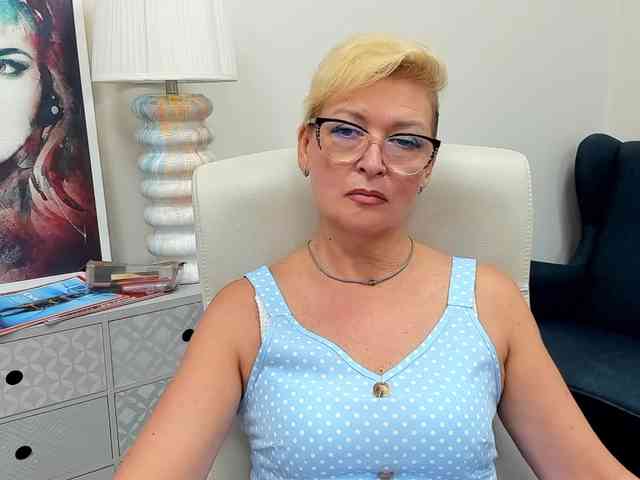 LunaFantasy webcam