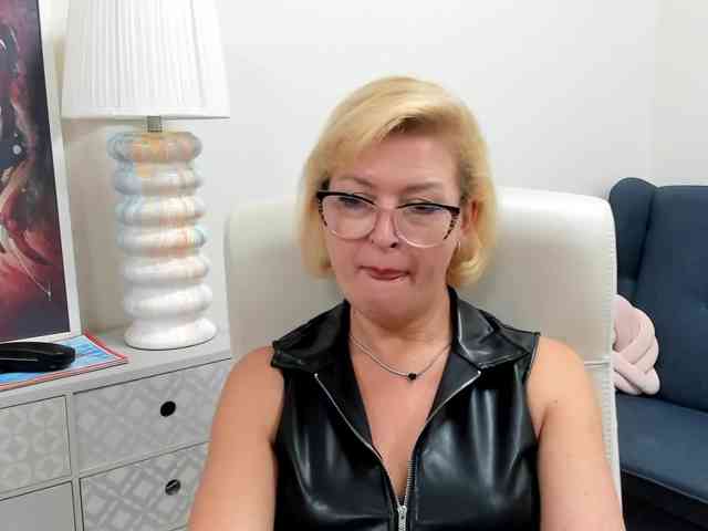 LunaFantasy webcam