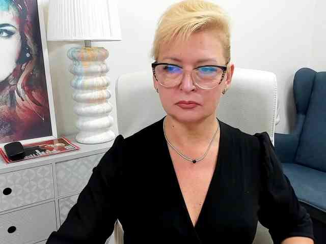 LunaFantasy webcam