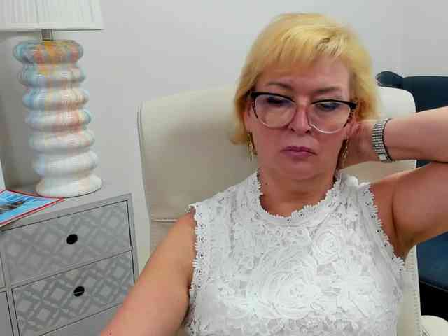 LunaFantasy webcam