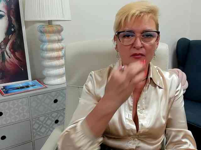 LunaFantasy webcam