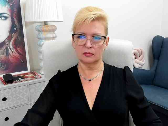 LunaFantasy webcam