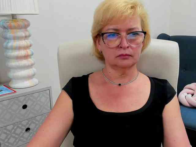 LunaFantasy webcam