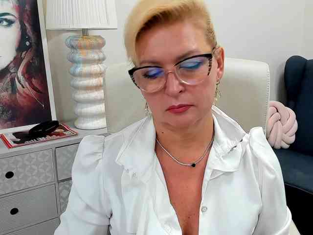 LunaFantasy webcam