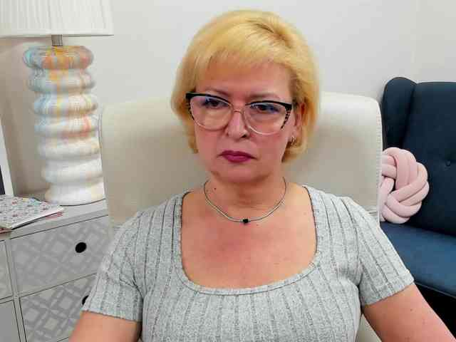 LunaFantasy webcam