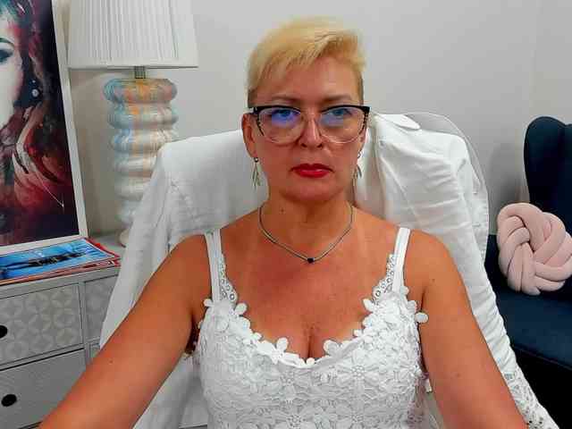 LunaFantasy webcam