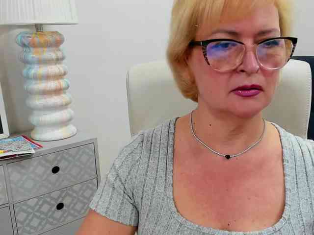 LunaFantasy webcam