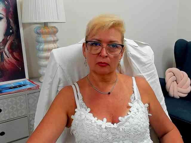 LunaFantasy webcam