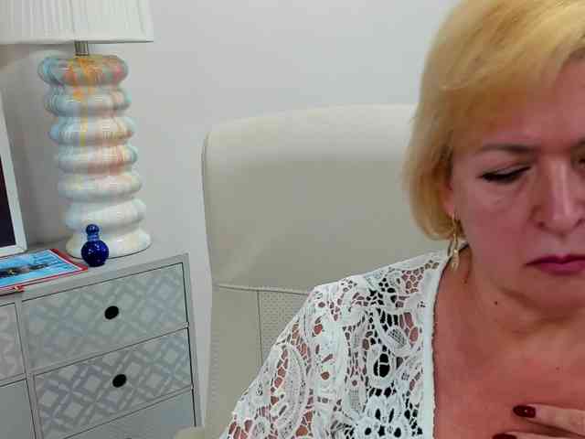 LunaFantasy webcam