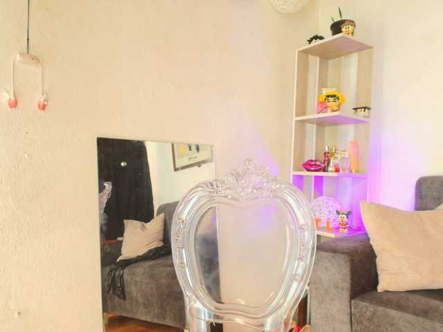 Zully-Green live cam on BongaCams
