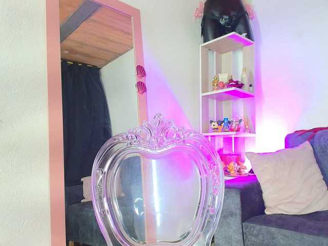 Zully-Green live cam on BongaCams
