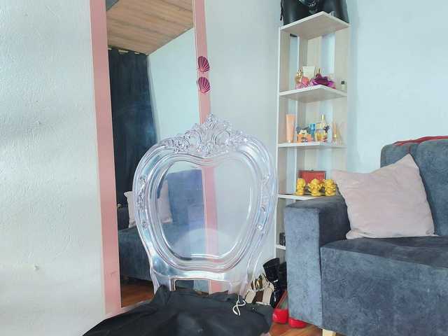 Zully-Green live webcam show