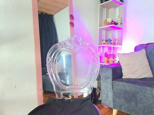 Zully-Green live cam on BongaCams