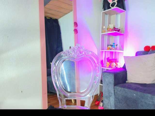 Zully-Green live cam on BongaCams