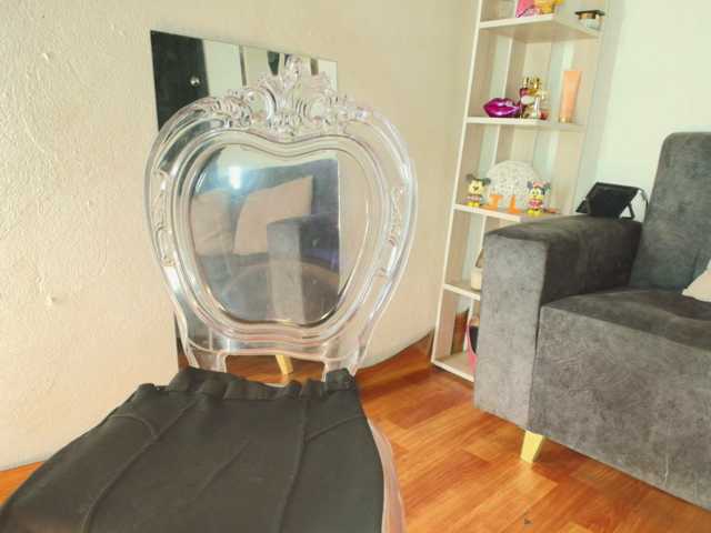 Zully-Green live cam preview