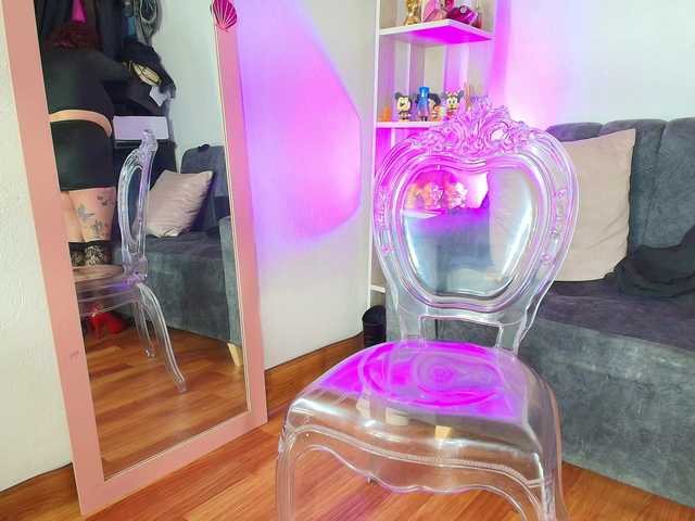 Zully-Green live cam on BongaCams