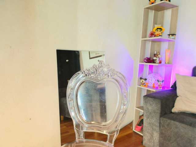 Zully-Green live cam on BongaCams