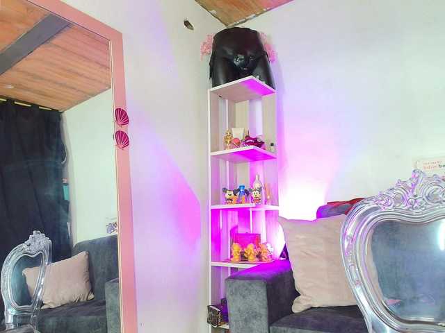 Zully-Green live cam on BongaCams