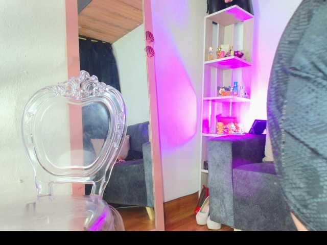 Zully-Green live cam on BongaCams