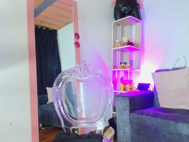 Zully-Green live cam on BongaCams