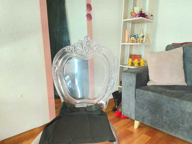 Zully-Green live cam on BongaCams