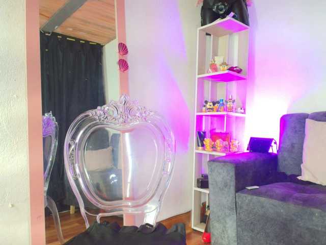Zully-Green live cam on BongaCams
