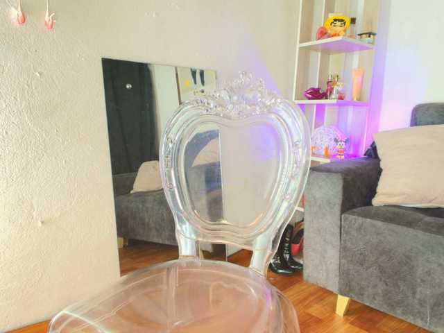 Zully-Green live cam preview
