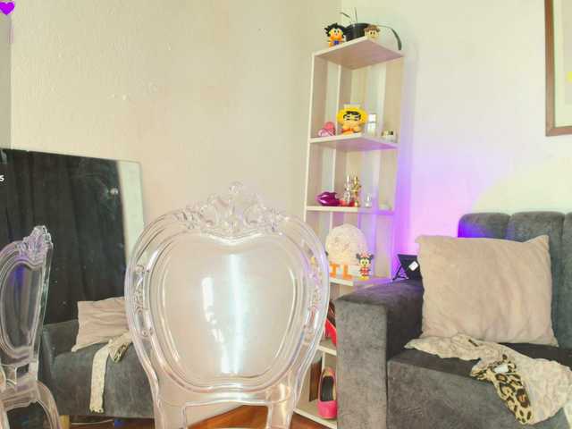 Zully-Green live cam preview