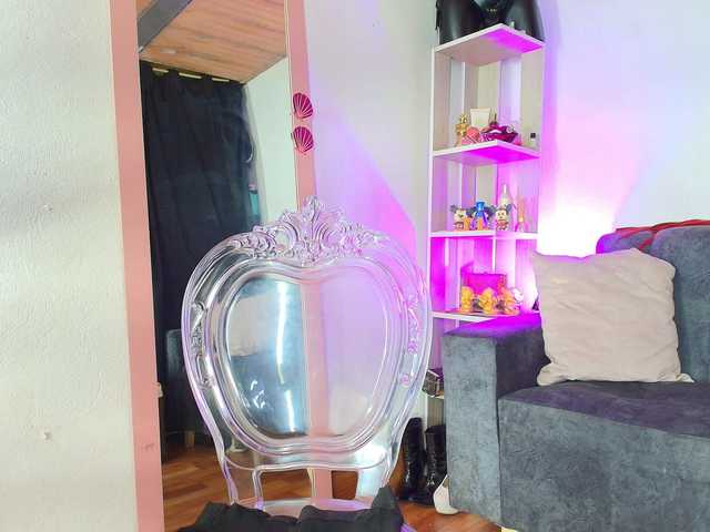 Zully-Green live cam on BongaCams