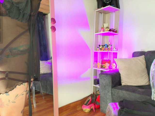 Zully-Green live cam preview