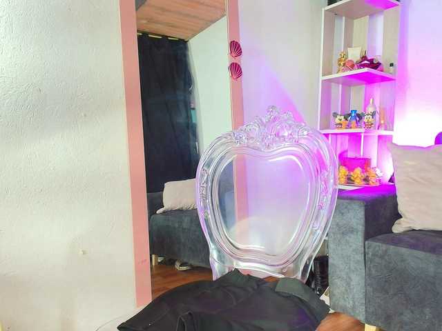Zully-Green live cam on BongaCams