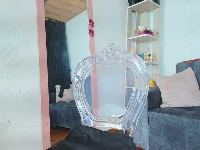 Zully-Green live webcam show