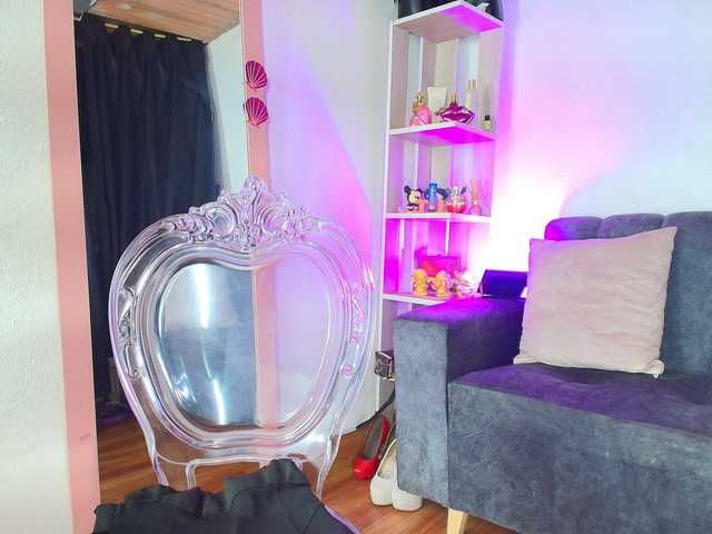Zully-Green live cam on BongaCams