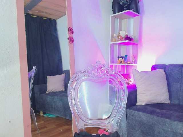 Zully-Green live cam on BongaCams