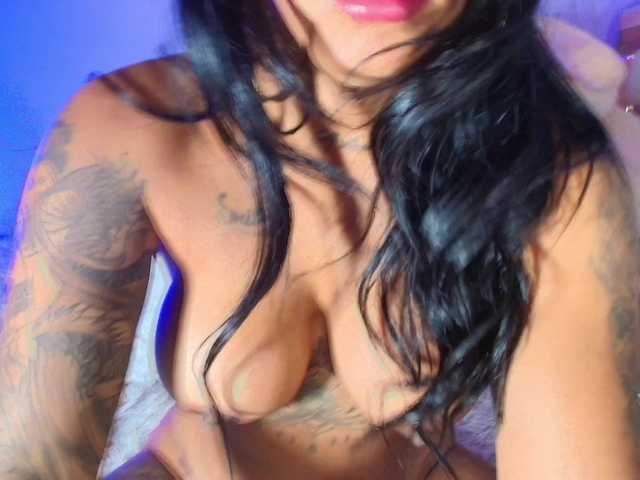 le modèle Julieth-Rossii est en webcam porno dans un show sur le site bongacams, il possède les tags suivants: Latino/Hispanic,Brunette,Trimmed