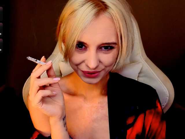 blondeiceann live cam on BongaCams
