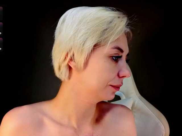 BlondeIce live cam preview