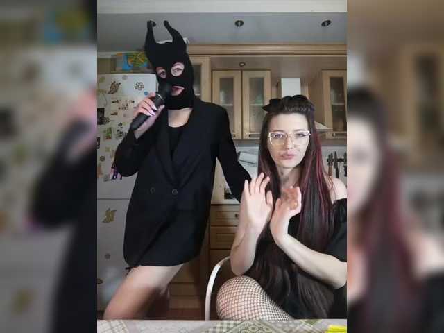 le modèle DoubleTalk est en webcam porno dans un show sur le site bongacams, il possède les tags suivants: White/Caucasian,Brunette,Shaved