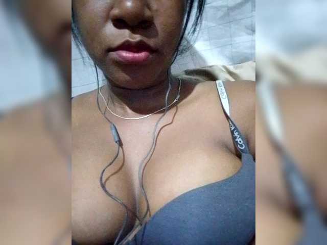 mimie23 live cam on BongaCams