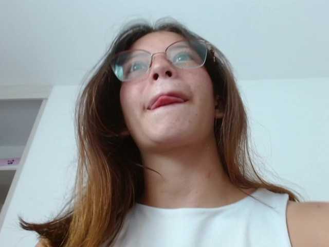 Tiiana es una chica cam española esperándote para sexo en vivo