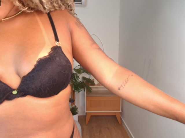 Alma-Dunn's BongaCams show and profile