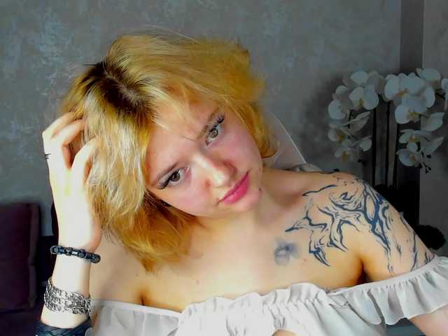 LunaaBee live cam on BongaCams