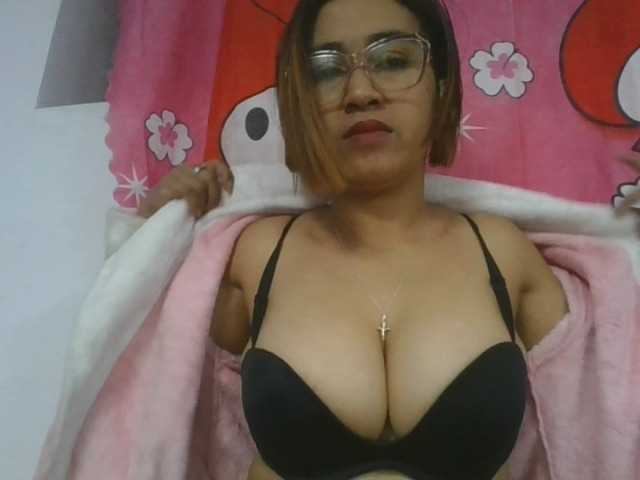 Lunah1a live cam on BongaCams