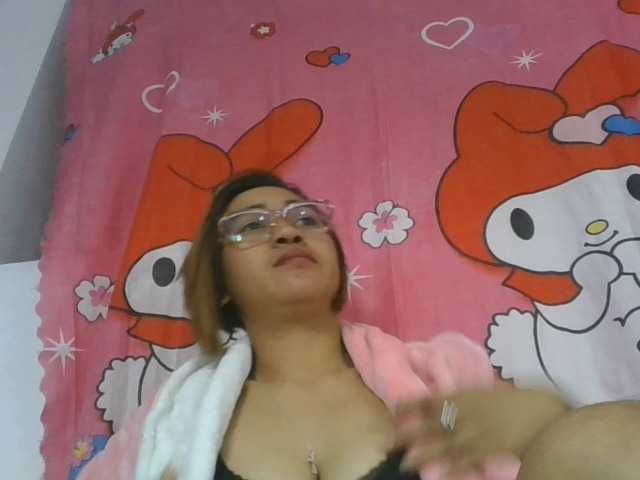 Lunah1a live cam on BongaCams