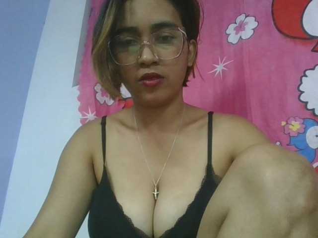 le modèle Lunah1a est en webcam porno dans un show sur le site bongacams, il possède les tags suivants: Asian,Brunette,Shaved
