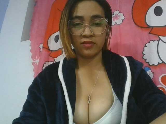 Lunah1a live cam on BongaCams