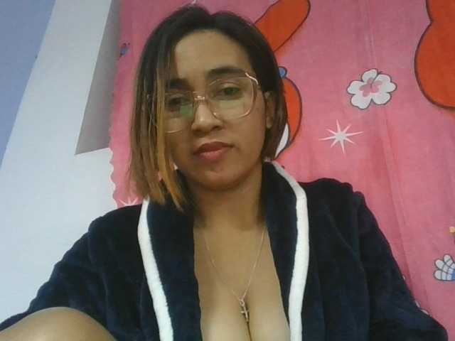 Lunah1a live cam on BongaCams