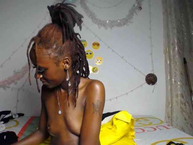 QueenAria webcam