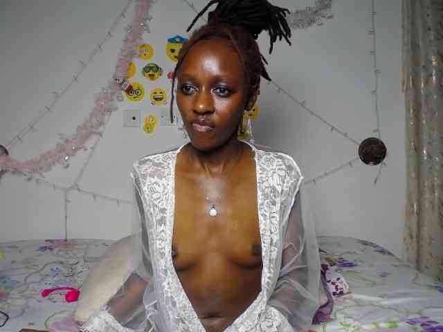 QueenAria Live Webcam on BongaCams