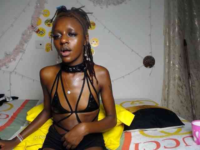 QueenAria webcam